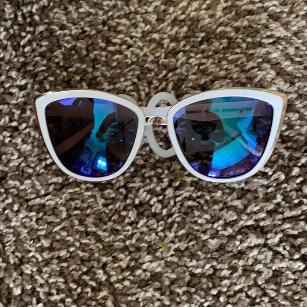 Girl’s stylin sunglasses!